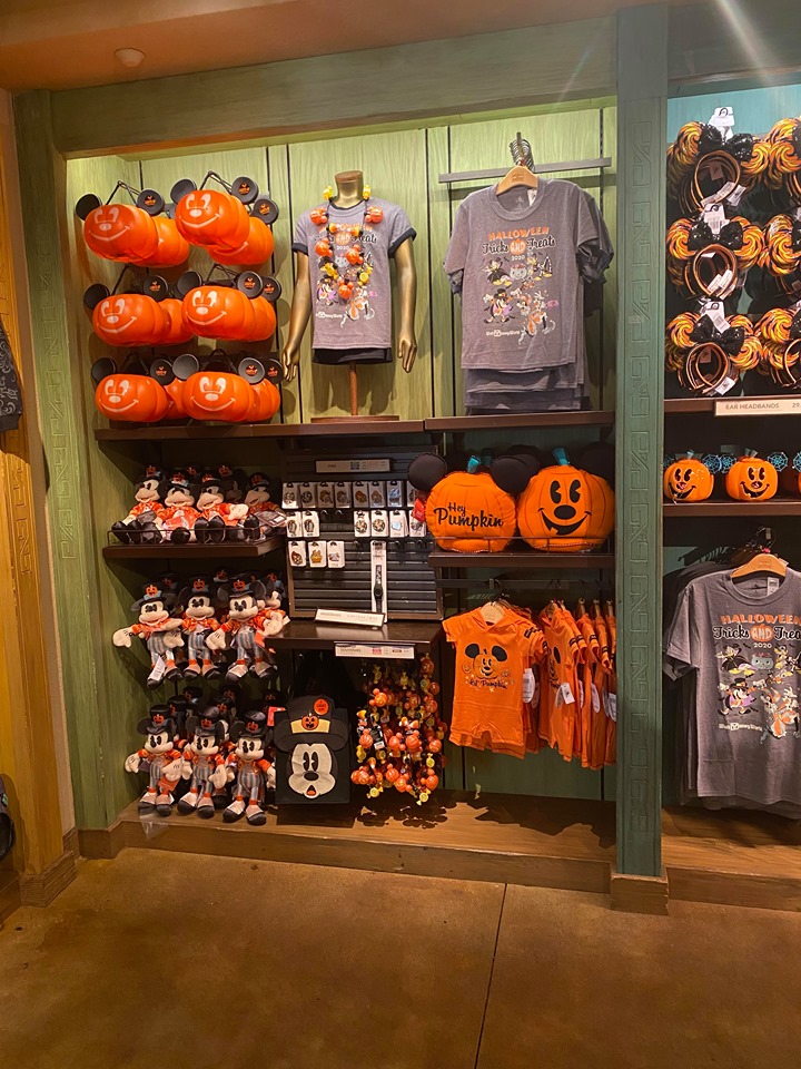 Animal Kingdom Riverside Depot Halloween Display