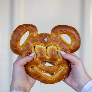 make it Minnie pretzel