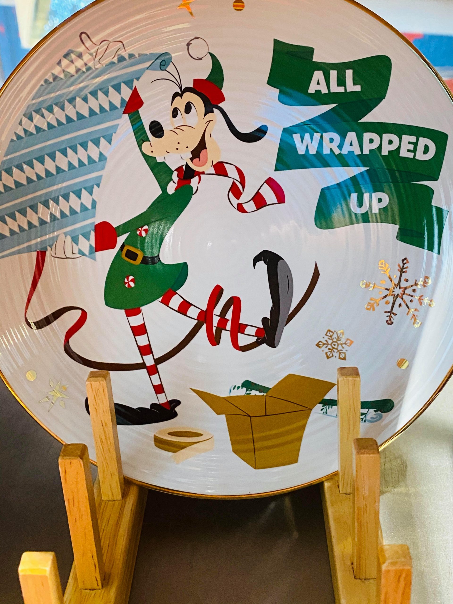 goofy holiday plate