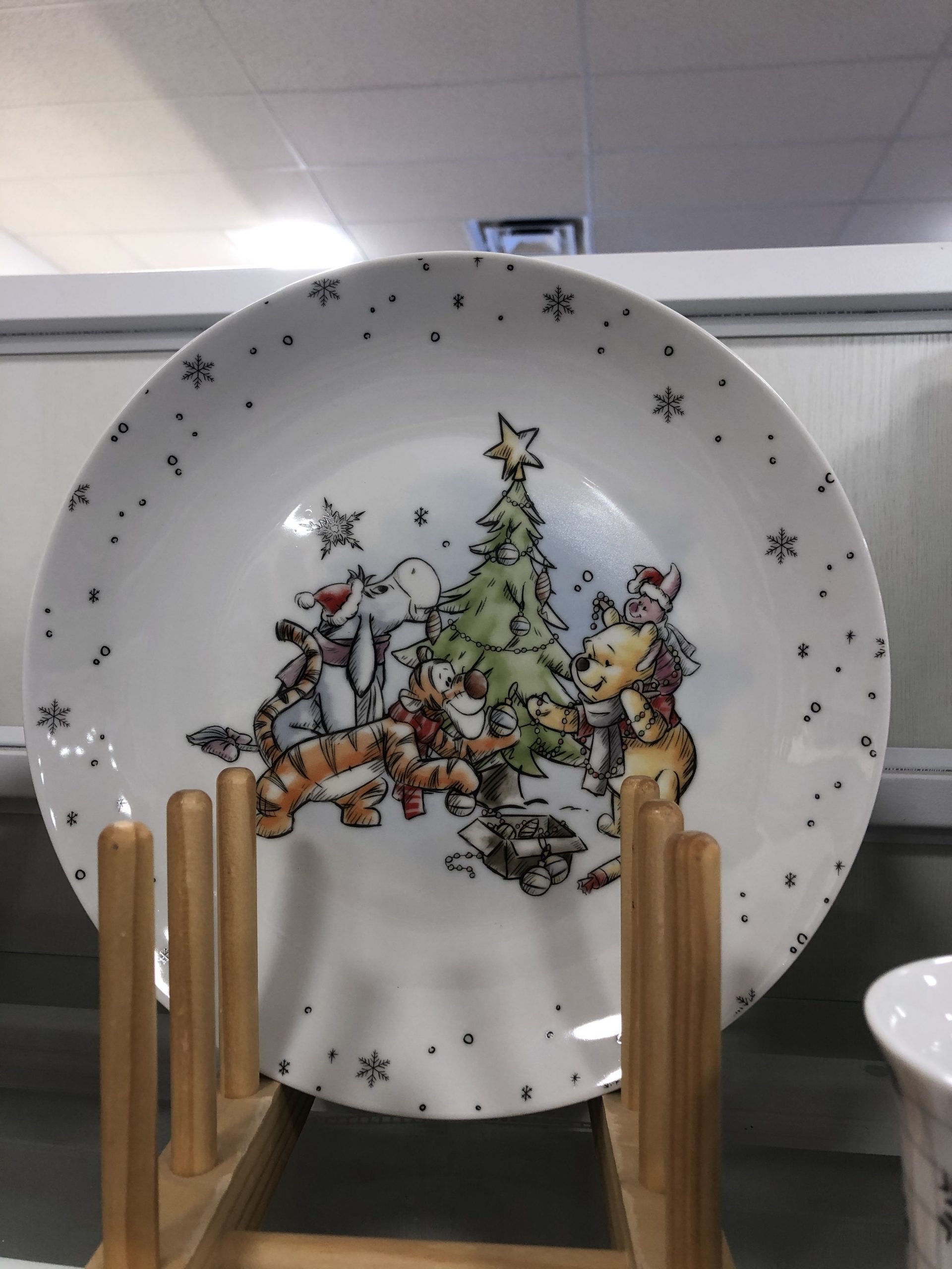 pooh decorating tree plate